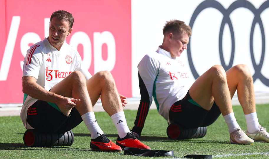 Chưa vội trở về Anh, Man Utd tổ chức buổi tập ngay tại Munich - Bóng Đá