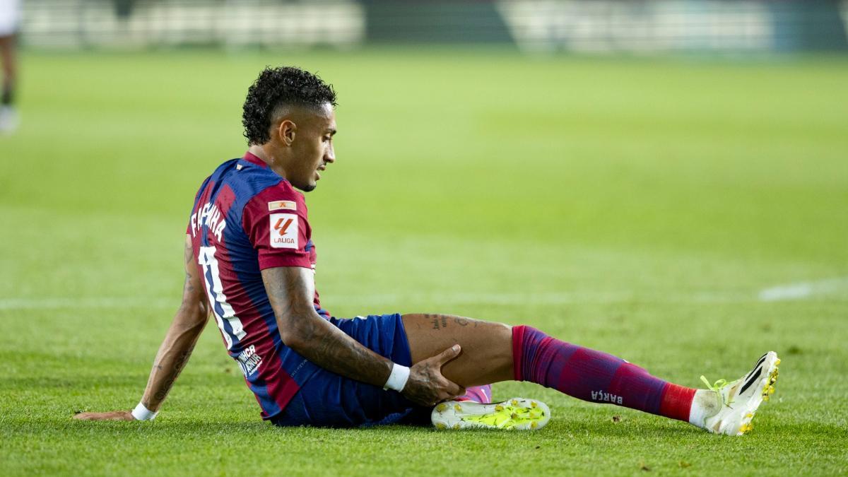 Raphinha limped off the pitch before half-time against Sevilla - Bóng Đá