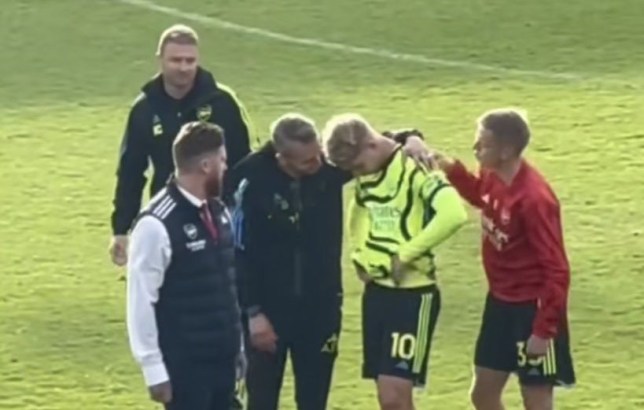 Emile Smith Rowe consoled by Oleksandr Zinchenko after Arsenal’s win over Bournemouth - Bóng Đá