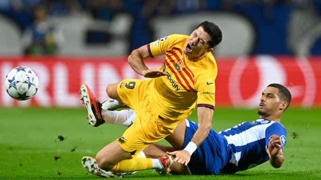Bad news for Barcelona! Star striker Robert Lewandowski forced off after crunching challenge early in Champions League clash with Porto - Bóng Đá