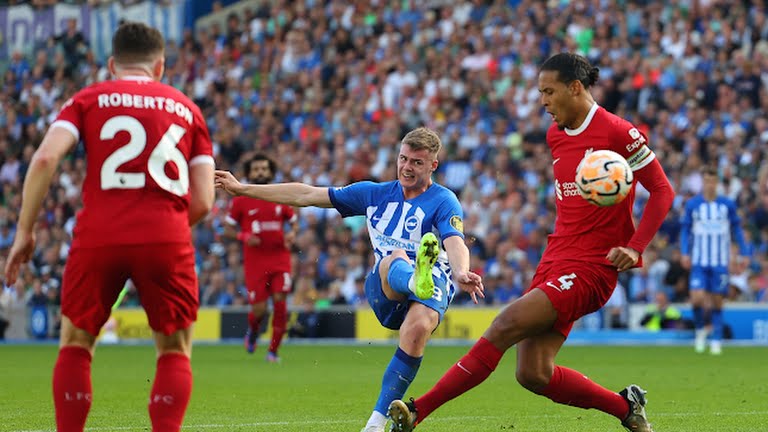 Hàng thủ Liverpool chơi không tốt.