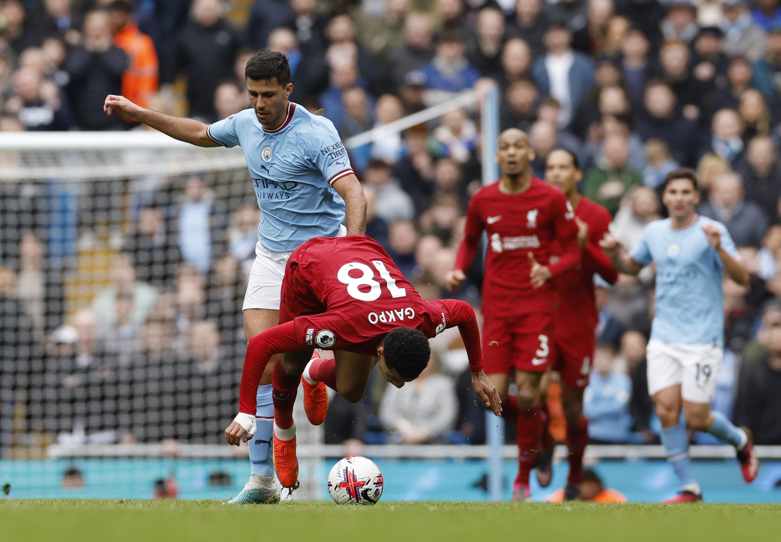 Gary Neville says Liverpool would ‘definitely be on for the title’ if they had Declan Rice or Rodri - Bóng Đá
