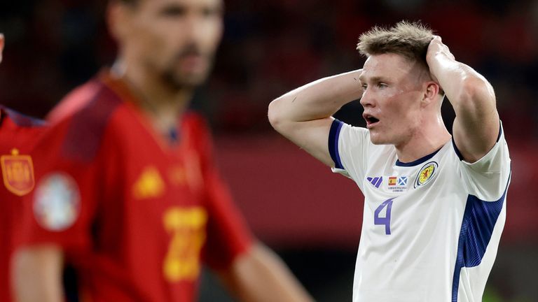 McTominay ghi siêu phẩm đá phạt nhưng không được công nhận.