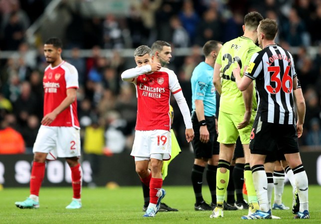 Gary Neville blasts Arsenal coach for ‘screaming’ at Leandro Trossard during Newcastle defeat - Bóng Đá