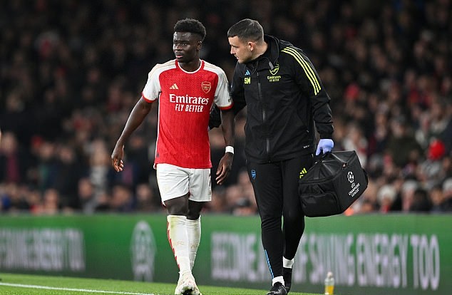 Bukayo Saka was forced off the pitch after picking up an injury during Arsenal's Champions League clash with Sevilla - Bóng Đá