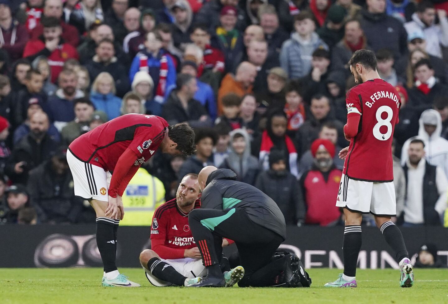 Christian Eriksen and Rasmus Hojlund injured in Premier League game against Luton - Bóng Đá