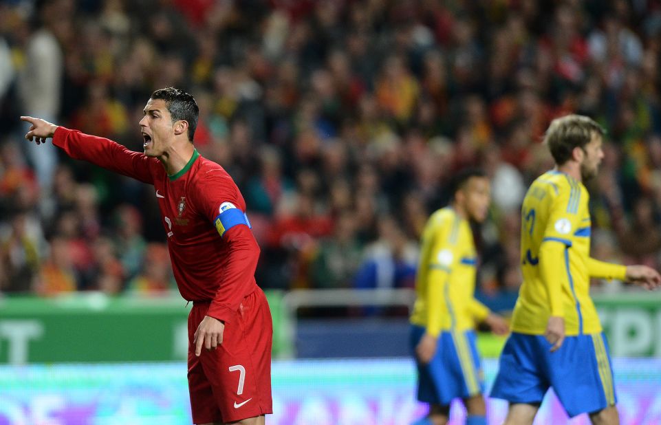 Ronaldo ghi hat-trick kinh điển hủy diệt đội bóng của Ibrahimovic - Bóng Đá