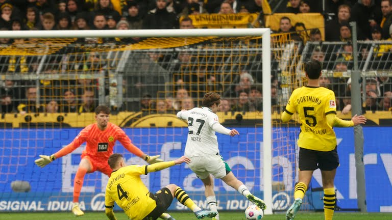 Dortmund thắng nghẹt thở; Leverkusen bùng nổ xây chắc ngôi đầu - Bóng Đá