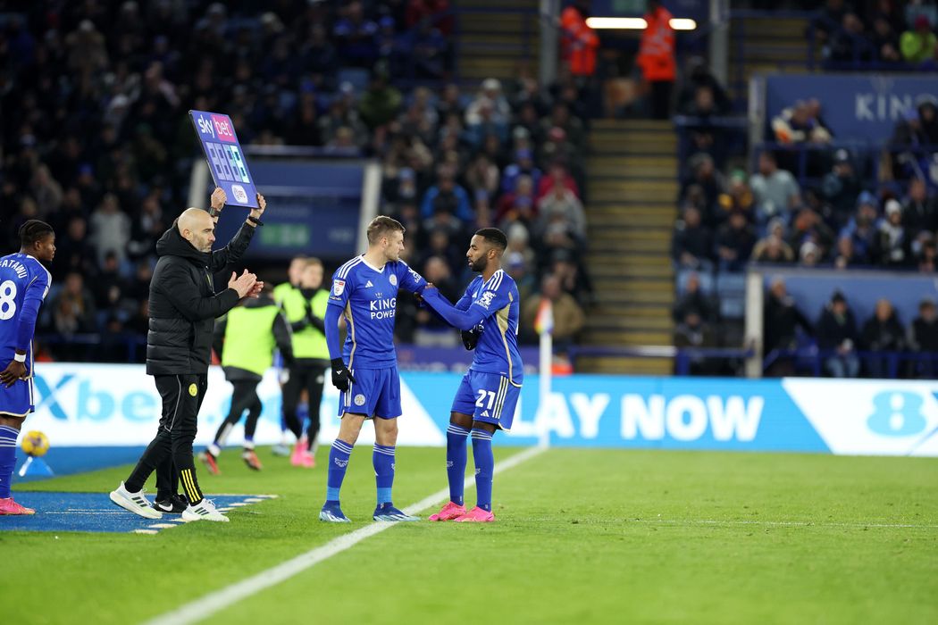 Vardy lập cú đúp khi đá dự bị, Leicester City tiếp tục bay cao - Bóng Đá