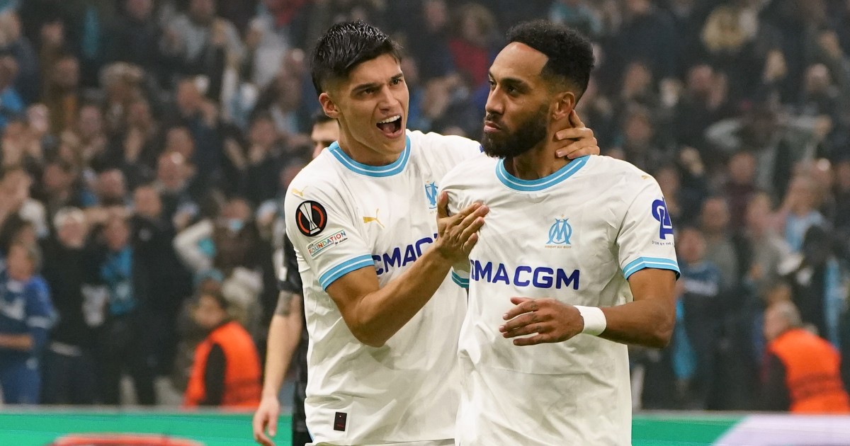 Aubameyang lạp hat-trick.
