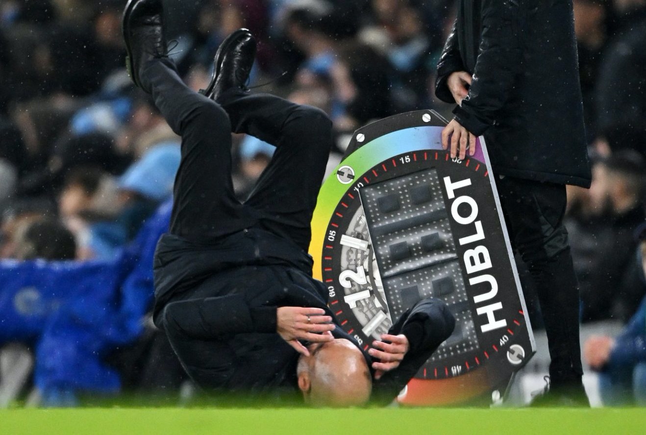 Pep Guardiola ngã lăn quay khi Man City bị Spurs gỡ hòa phút cuối - Bóng Đá