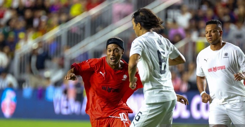 Ronaldinho đối đầu đội của Chủ tịch FIFA, phô diễn skill kinh điển - Bóng Đá
