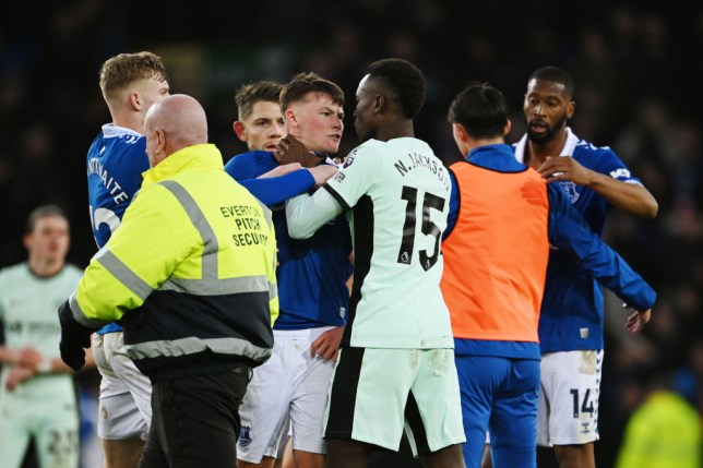 Angry Chelsea star Nicolas Jackson dragged down tunnel after appearing to grab Everton star by his throat - Bóng Đá