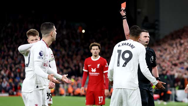 Why Manchester United defender Diogo Dalot was sent off against Liverpool - Bóng Đá