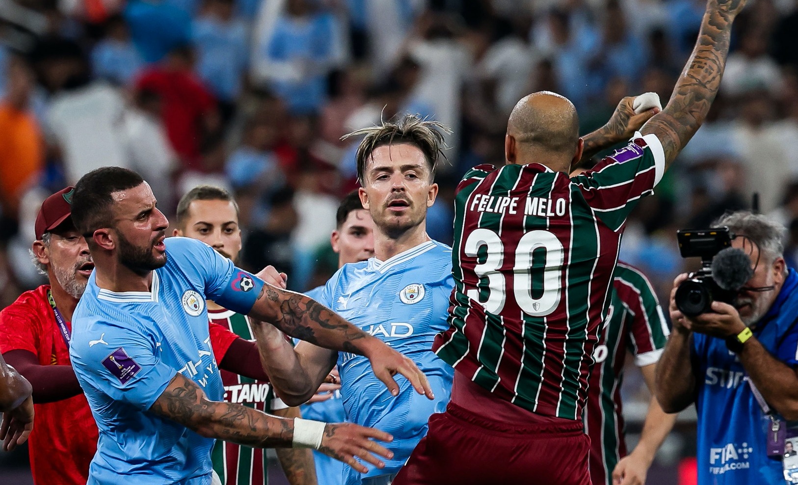 Cầu thủ Man City và Fluminense lao vào ẩu đả - Bóng Đá