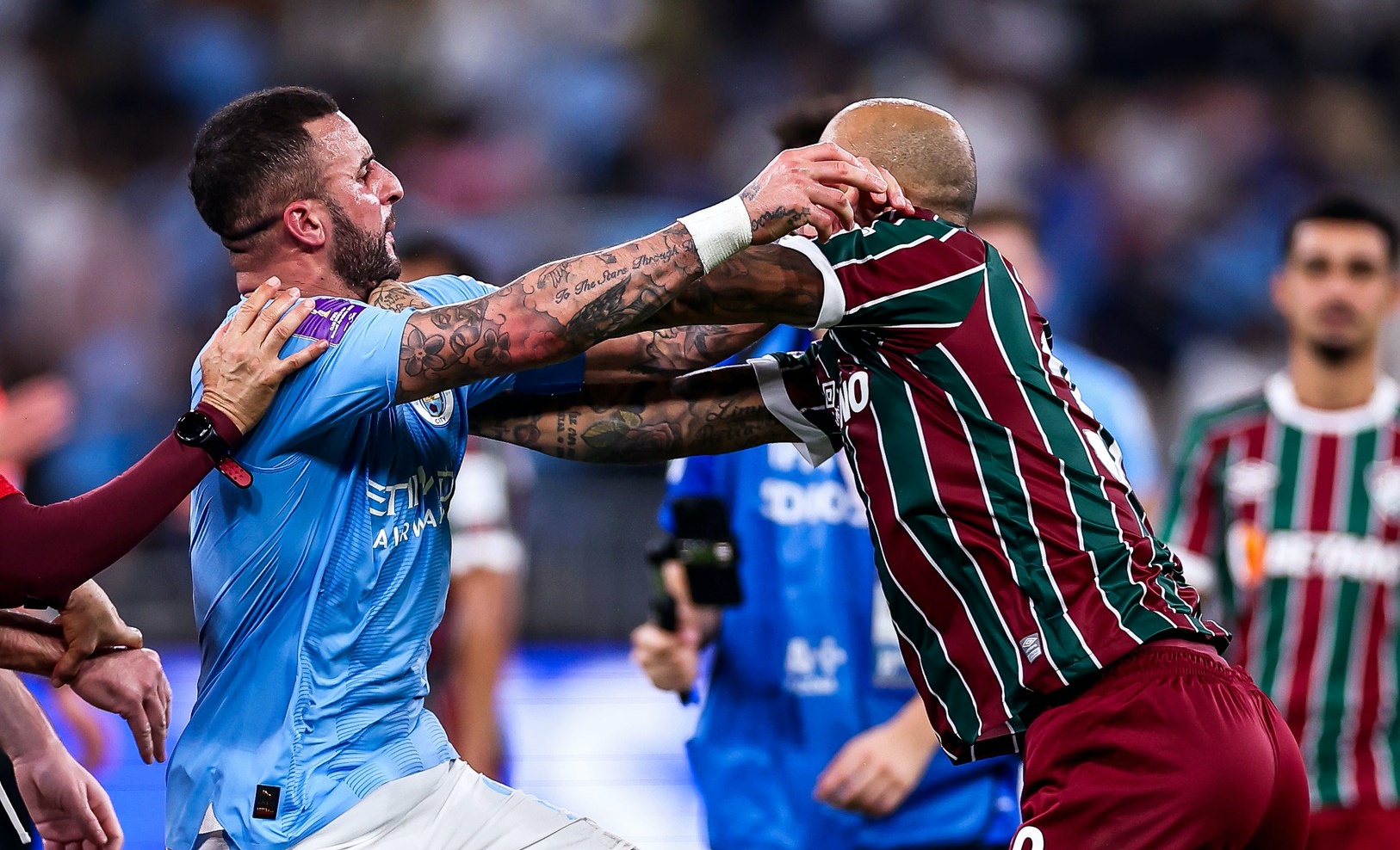 Cầu thủ Man City và Fluminense lao vào ẩu đả - Bóng Đá