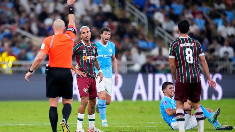 Cầu thủ Man City và Fluminense lao vào ẩu đả - Bóng Đá