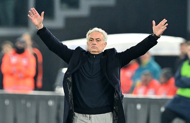 Jose Mourinho sent off for second time in four days as fans plead 'never change' - Bóng Đá