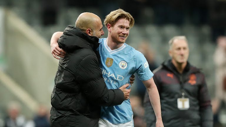 De Bruyne quá đáng sợ, bẽ mặt Antony - Bóng Đá