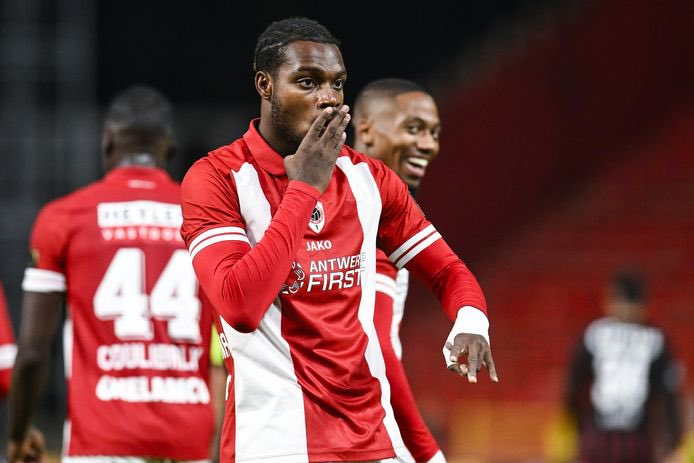 Nigerian and Royal Antwerp wonderkid George Ilenikhena has revealed that Manchester United are his favourite club  - Bóng Đá