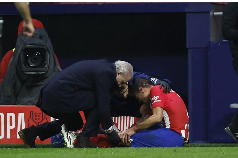 Atletico Madrid have confirmed an injury blow for defender Cesar Azpilicueta - Bóng Đá