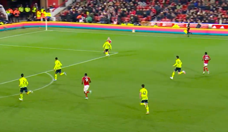 Cận cảnh pha cãi nhau to của hai cầu thủ Arsenal - Bóng Đá