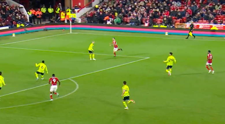 Cận cảnh pha cãi nhau to của hai cầu thủ Arsenal - Bóng Đá
