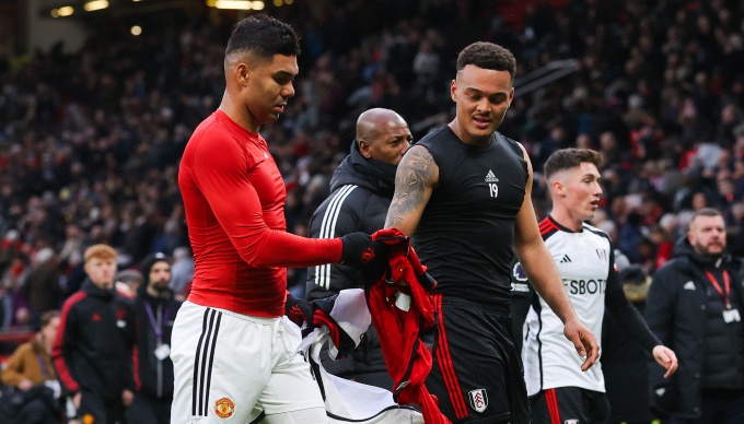 ‘Did he just do that? Get him off’, say Man Utd fans after spotting what Casemiro did at half-time of Fulham clash - Bóng Đá