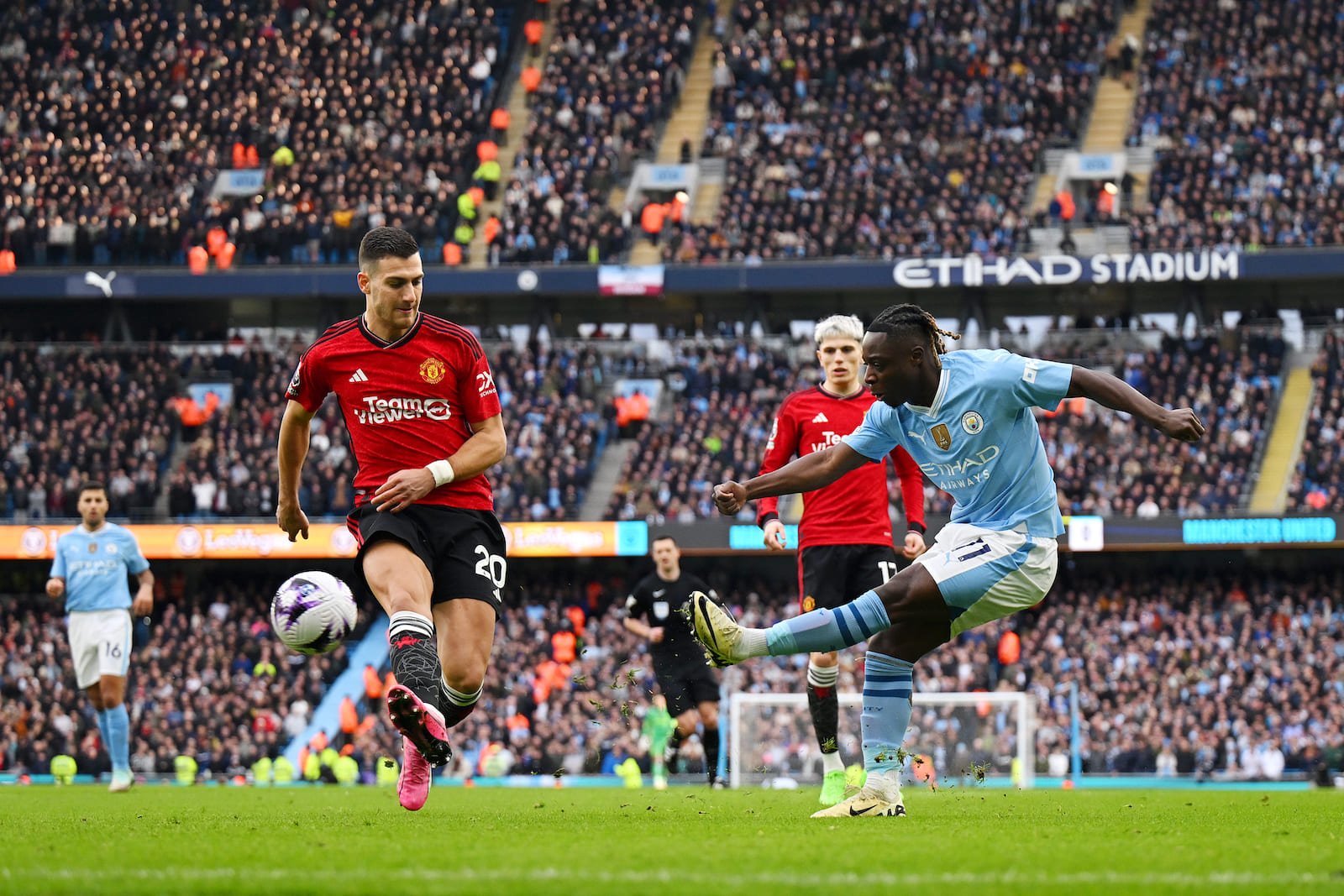 Diogo Dalot dominated proceedings vs Jeremy Doku in Manchester derby - Bóng Đá