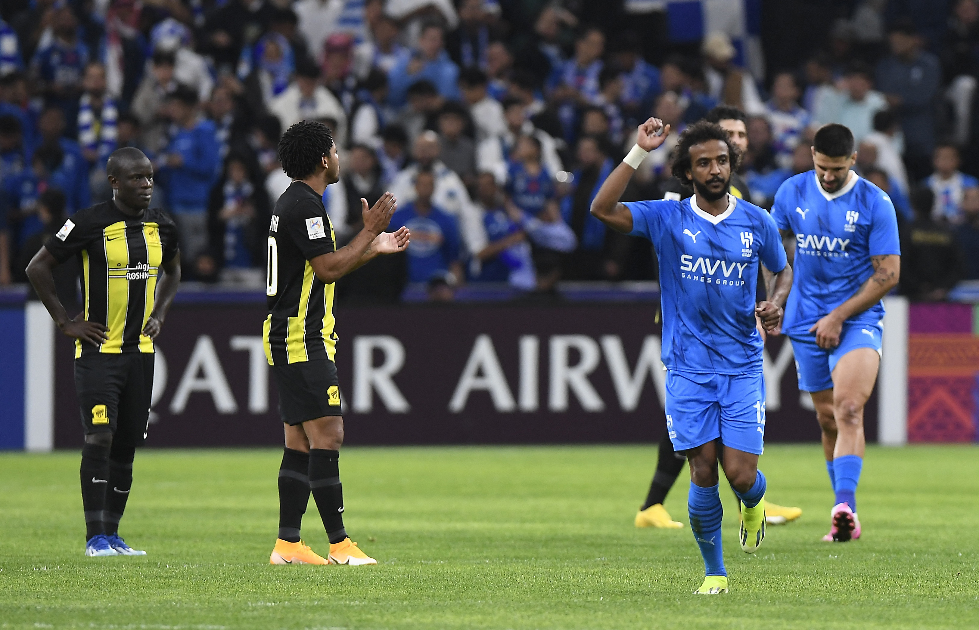 Khi không có Karim Benzema, hàng công Al Ittihad hoạt động kém hiệu quả. Trong 90 phút, đội bóng áo sọc vàng, đen chỉ có 2 lần dứt điểm trúng đích và đều không thể gây khó khăn cho thủ môn. Thua 0-2, chắc chắn trận lượt về sẽ rất khó khăn đối với Kante và đồng đội.