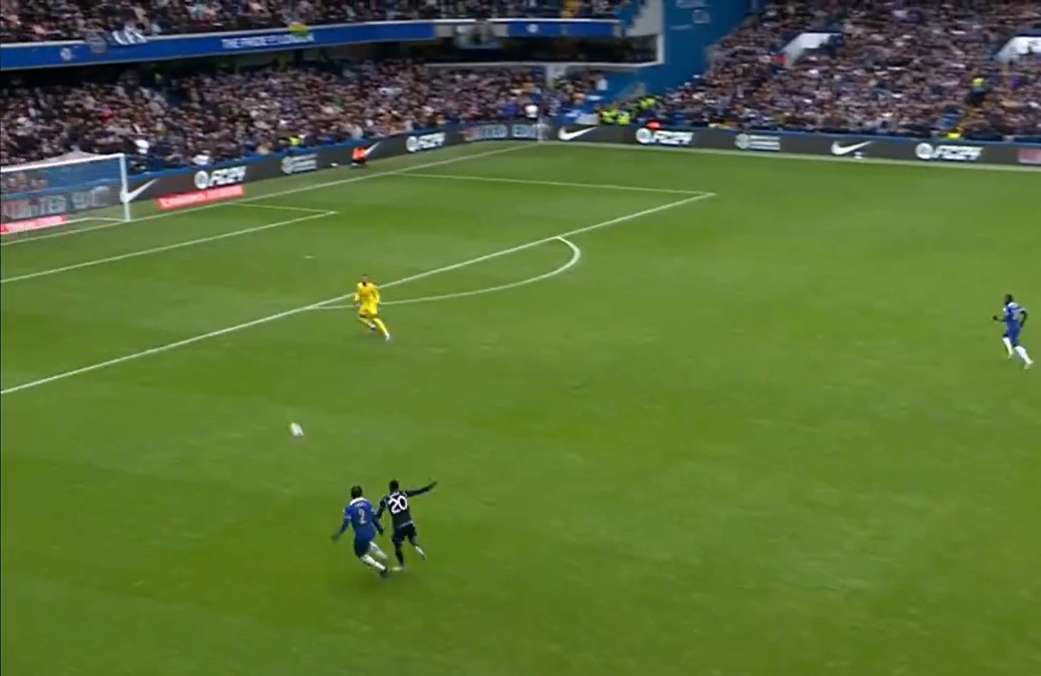 Tình huống Disasi đá phản lưới nhà.