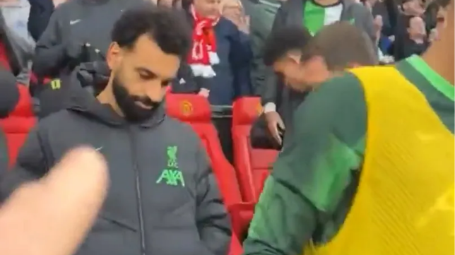 Manchester United fan laughs in Mohamed Salah’s face after dramatic FA Cup win - Bóng Đá