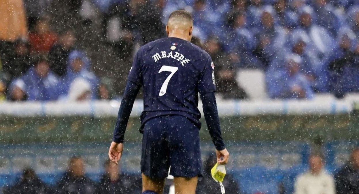 Kylian Mbappe posted an image with no captain in the rain while holding the captain’s armband in his hands. - Bóng Đá