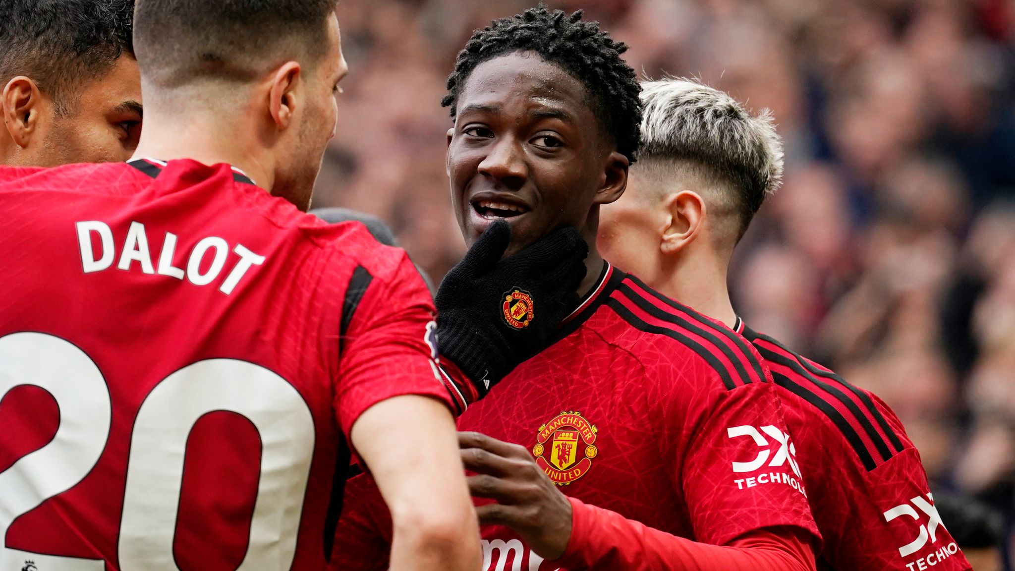 Man Utd bất ngờ cầm hòa Liverpool.