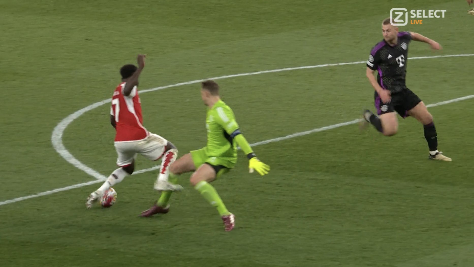 No penalty - and Arsenal denied the chance of a last-second winner - Bóng Đá