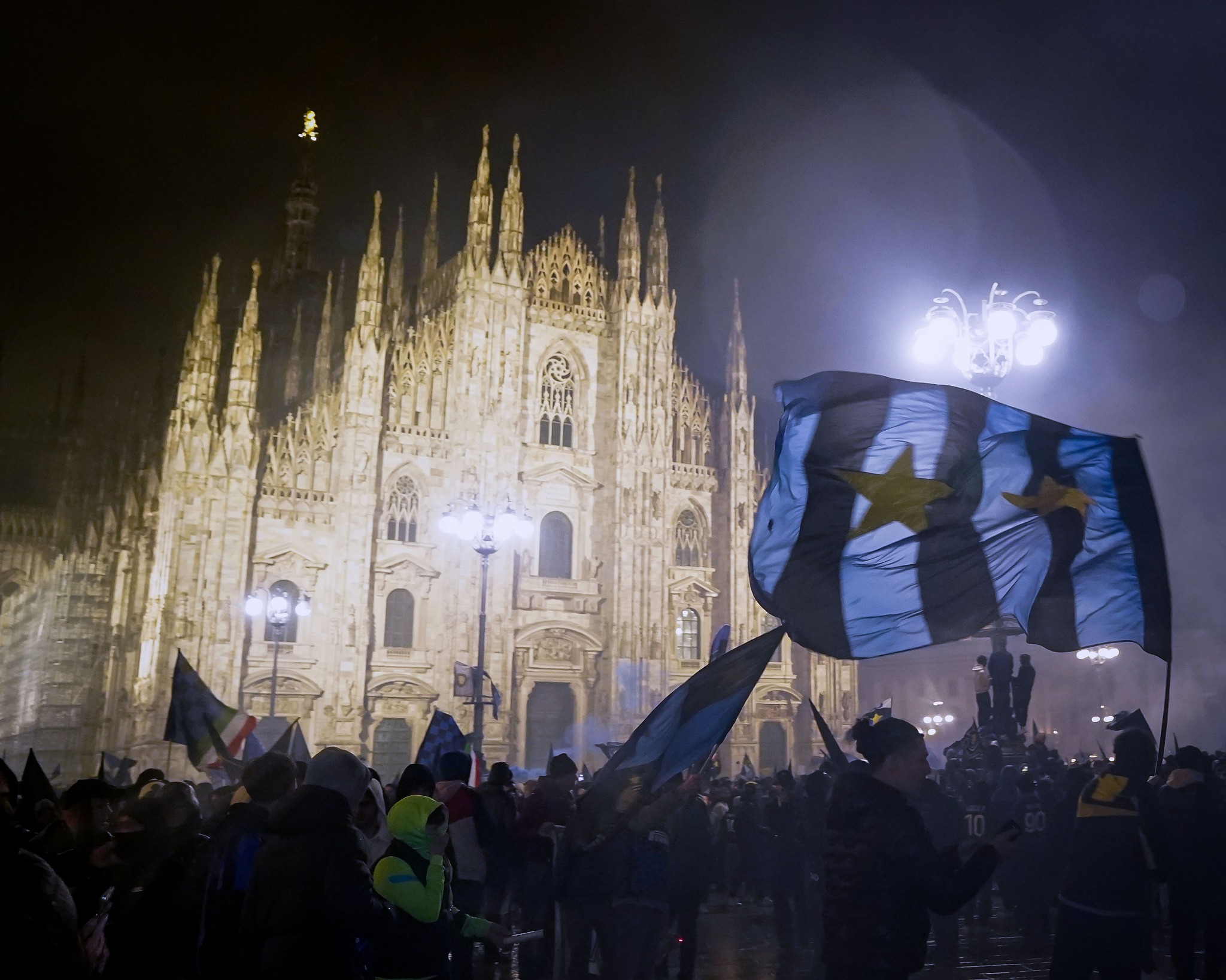 Cảnh tượng điên rồ khi Inter Milan vô địch Serie A - Bóng Đá