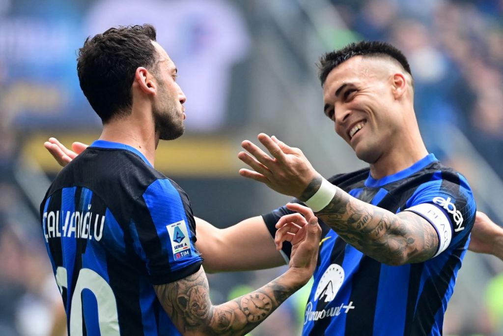 Hakan Calhanoglu offered Lautaro Martinez the chance to take a penalty kick against Torino, but the Argentinean striker refused it - Bóng Đá