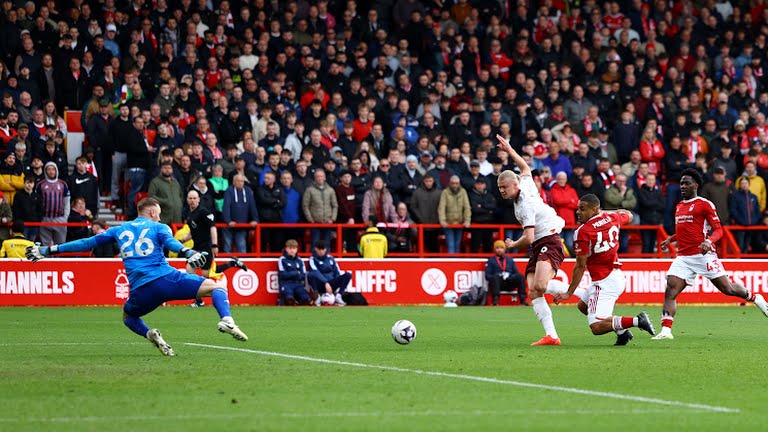 Man City lầm lũi tiến về phía trước.