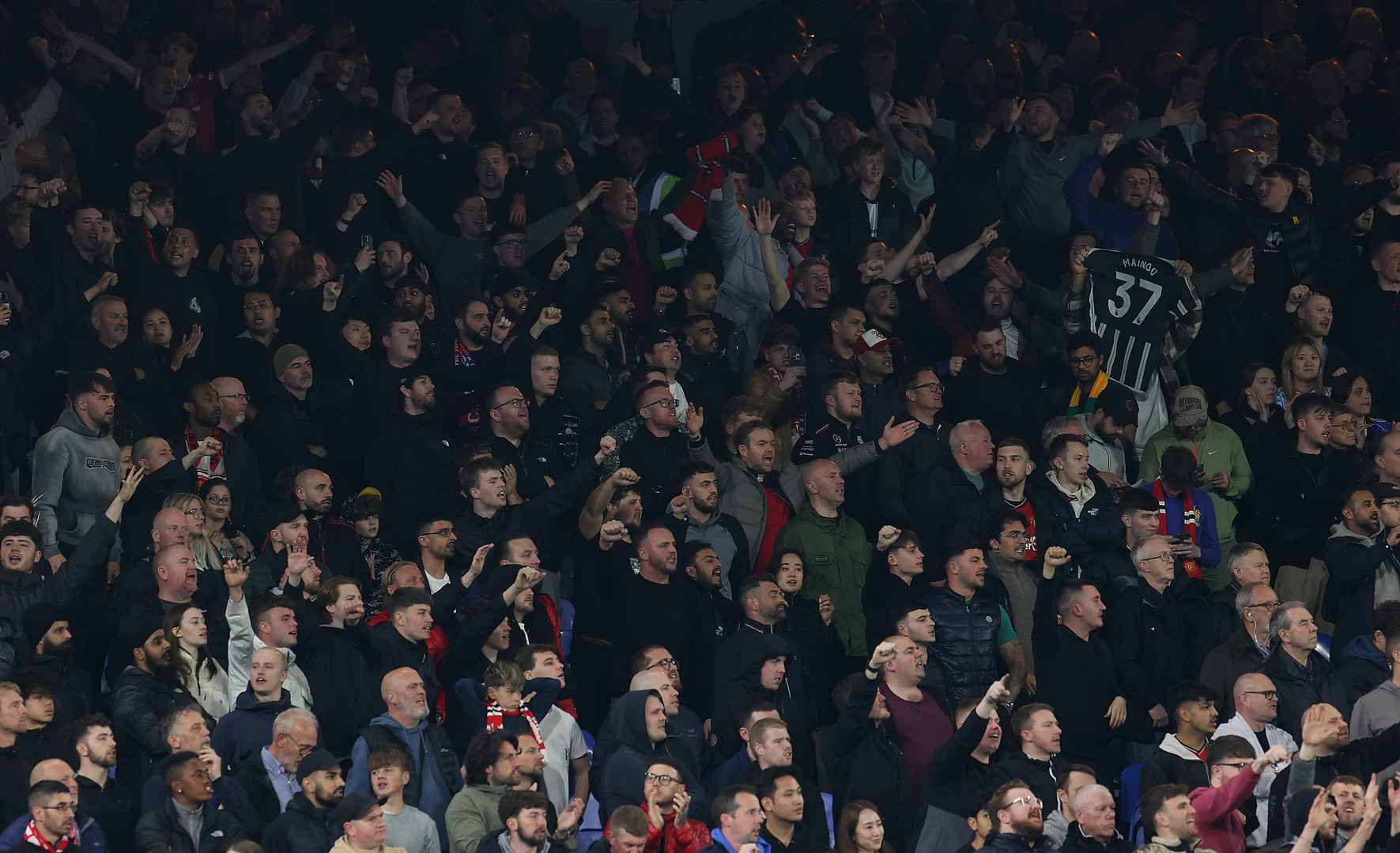 Hình ảnh điên rồ trong trận Palace 4-0 Man Utd - Bóng Đá