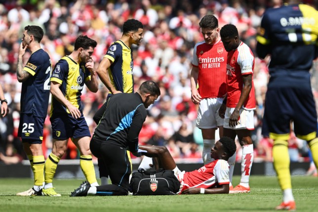 David Seaman has urged footballers including Arsenal star Bukayo Saka to stop feigning injury every time they are fouled. - Bóng Đá