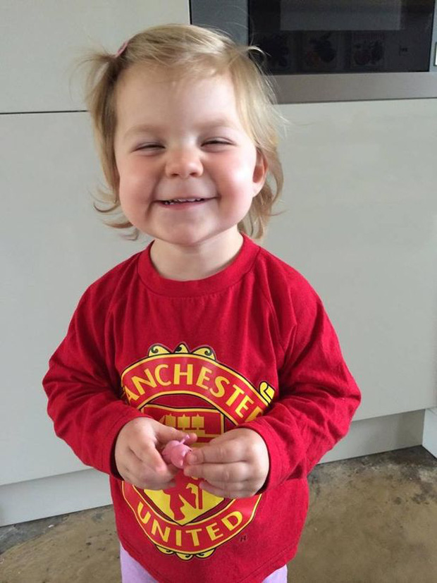 Nhớ hết tên sao Man Utd, bé gái 3 tuổi bất ngờ nổi tiếng - Bóng Đá