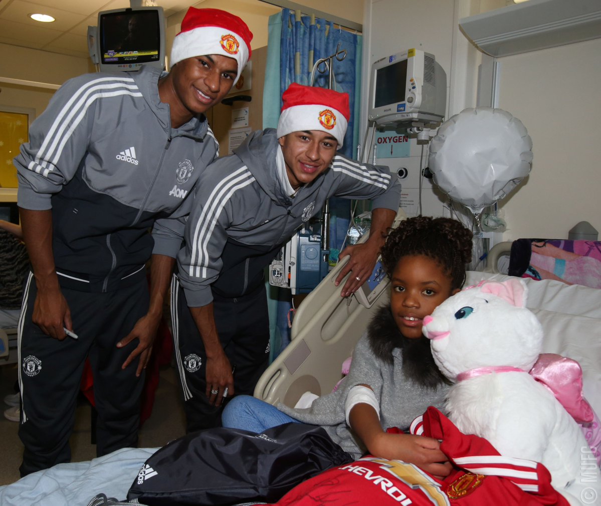 Các sao Man Utd rạng rỡ đi phát quà Giáng sinh trước thềm tứ kết Carabao Cup - Bóng Đá