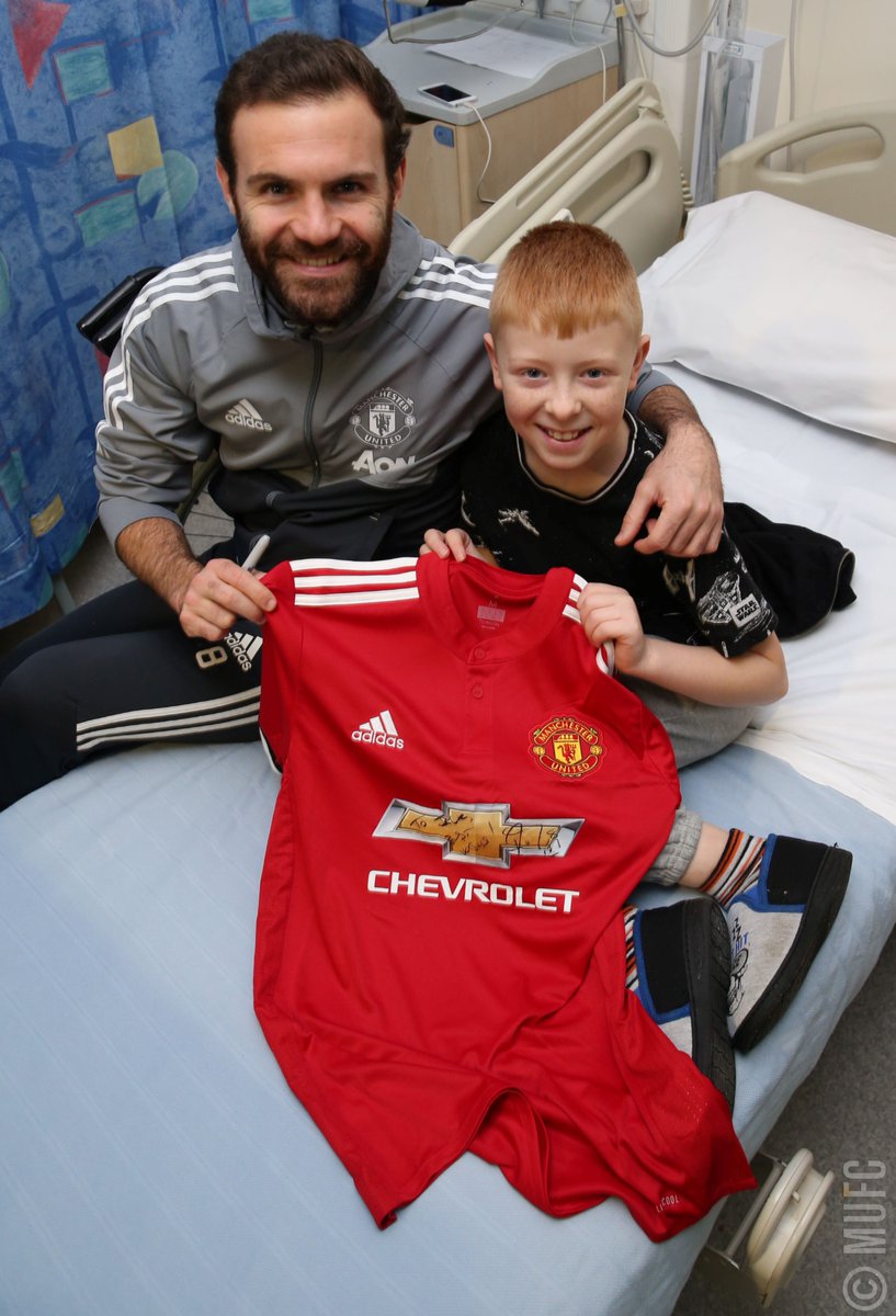 Các sao Man Utd rạng rỡ đi phát quà Giáng sinh trước thềm tứ kết Carabao Cup - Bóng Đá