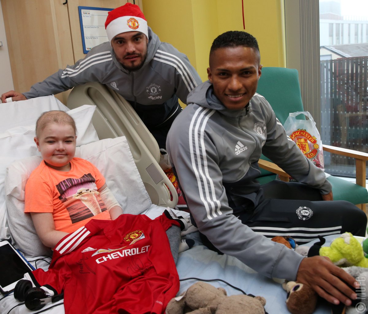 Các sao Man Utd rạng rỡ đi phát quà Giáng sinh trước thềm tứ kết Carabao Cup - Bóng Đá