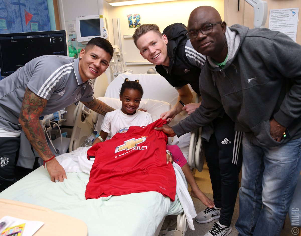 Các sao Man Utd rạng rỡ đi phát quà Giáng sinh trước thềm tứ kết Carabao Cup - Bóng Đá