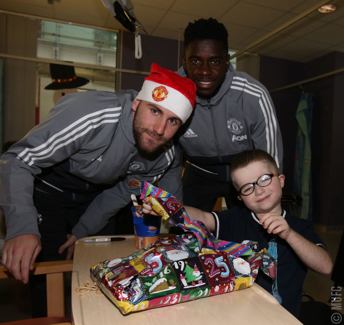 Các sao Man Utd rạng rỡ đi phát quà Giáng sinh trước thềm tứ kết Carabao Cup - Bóng Đá