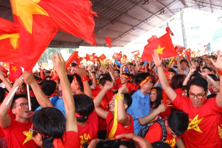 CĐV Việt Nam phủ sắc đỏ, tiếp lửa U23 Việt Nam - Bóng Đá