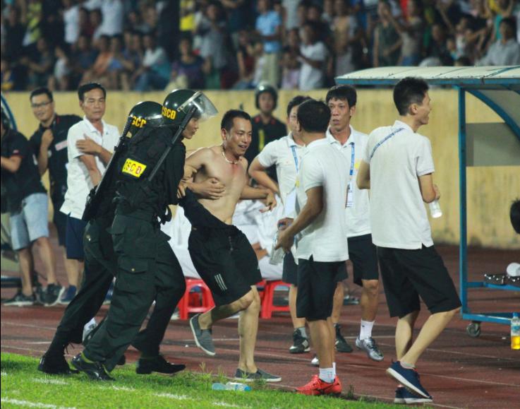 Cảnh sát vào sân bắt 'hooligan' ở trận Nam Định hòa Thanh Hóa - Bóng Đá