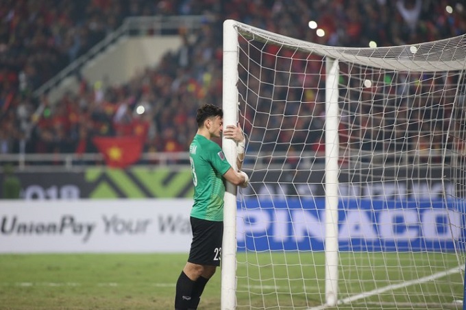 Vô địch AFF Cup, Văn Lâm có hành động đốn tim NHM Việt Nam (ôm cột khóc huhu) - Bóng Đá