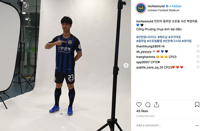 Công Phượng hóm hỉnh trong ngày chụp ảnh của Incheon United - Bóng Đá